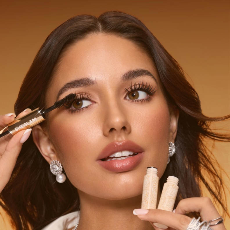 اغرمنا بالإطلالة الجمالية الفخمة التي تمنحنا اليها ماسكارا All-In-One 24K Multi-Effect من علامة SHEGLAM
