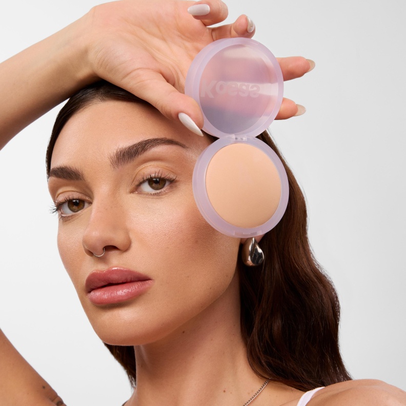 بودرة كلاود سيت برايتنينج علامة كوساسك