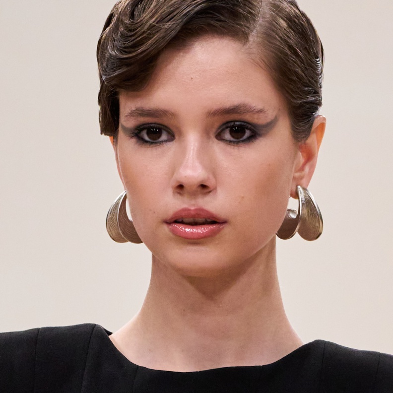 رسمات المكياج الدخاني بتدرجات رمادية  من دار Velvety Couture