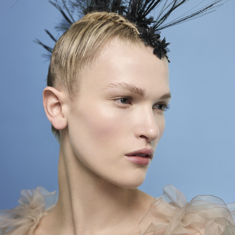 كواليس عرض ديور Dior تطرح البلاشر المشمشي الفاتح