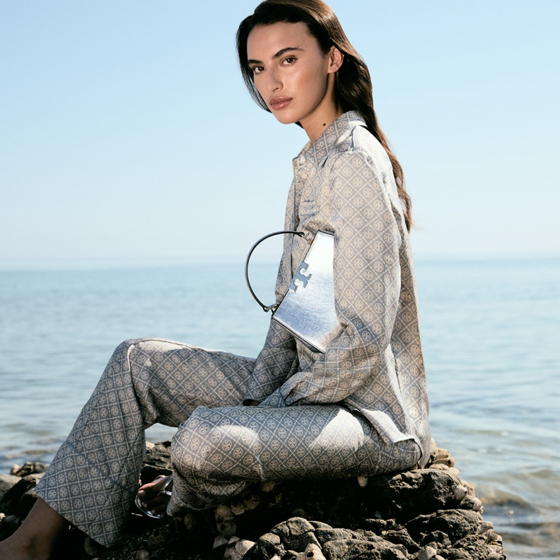 إطلالة من مجموعة Tory Burch الخاصة لرمضان 2025