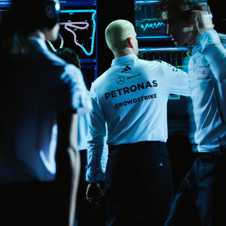 أديداس وفريق فورميلا 1 MERCEDES-AMG PETRONAS يطلقان أول تشكيلة للمشجعين والرياضيين