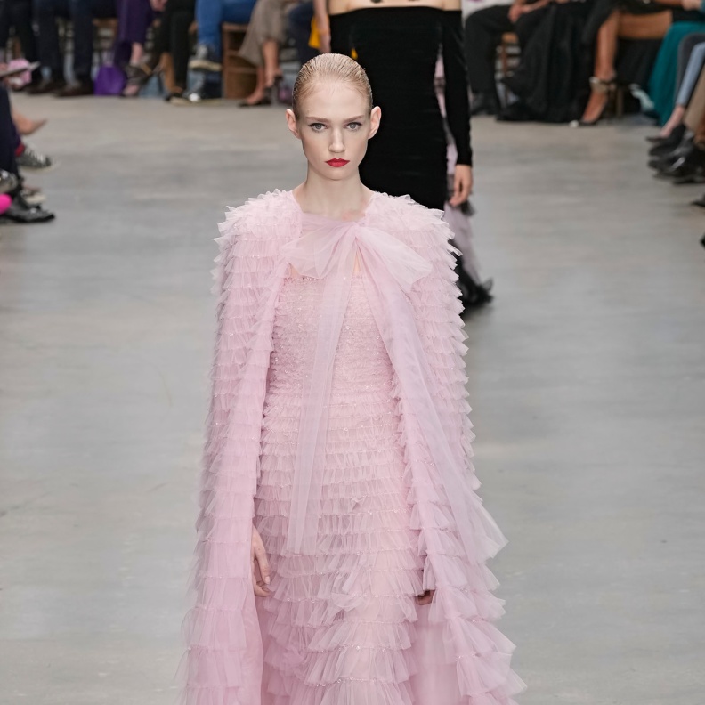 رومانسية وأناقة في فستان مع كاب من Carolina Herrera