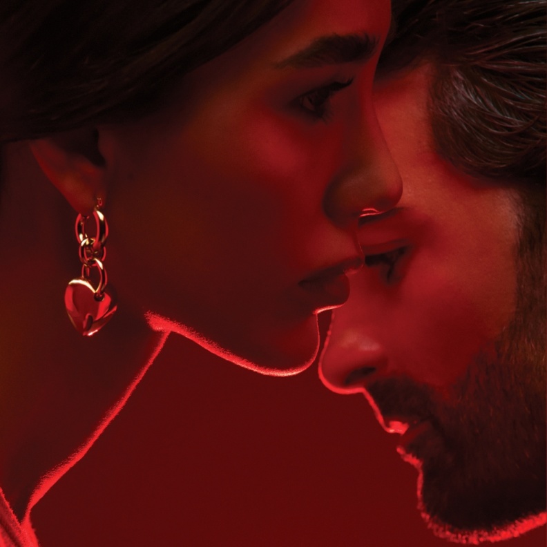 خاص "هي": اختلاف الثقافات نجاح وتحديات.. نـاديـن عبـدالعـزيـز تكشـف أسرار حبّها