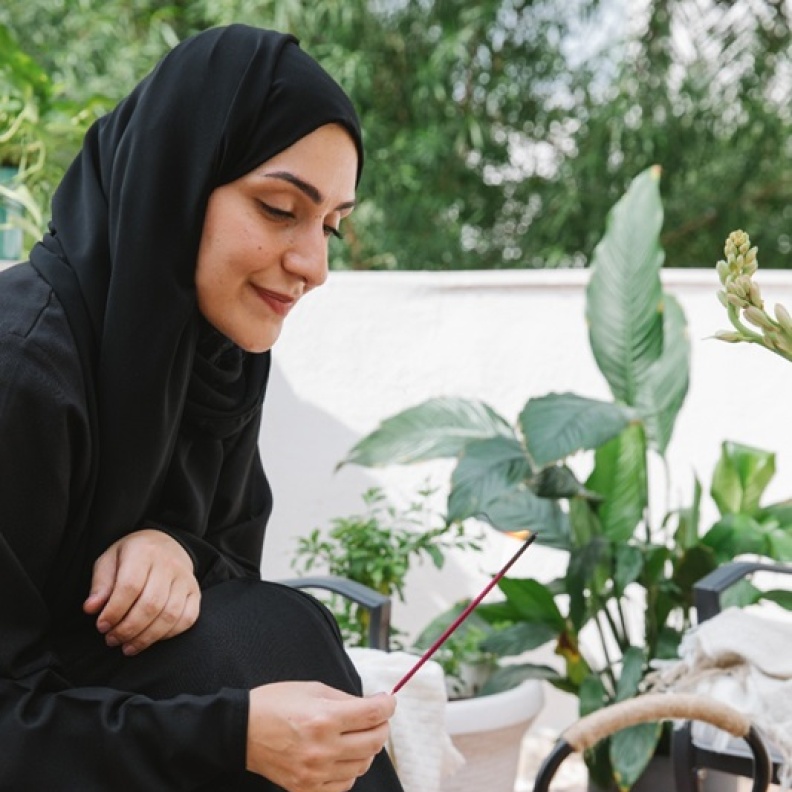 دانة الرحبي، كاتبة، ومعالجة بالصوت معتمدة، ومدربة سلام داخلي