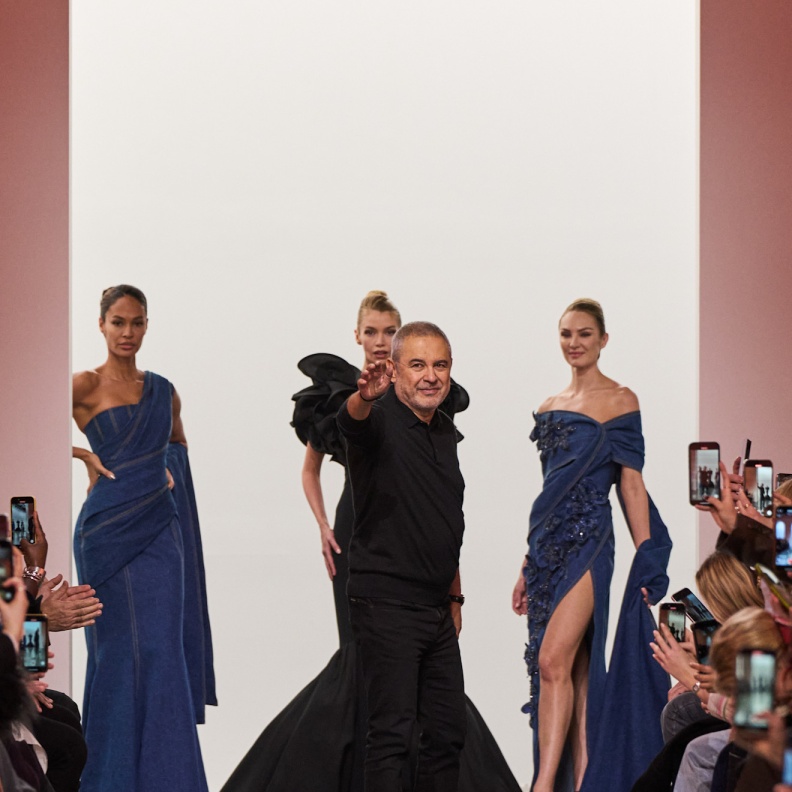 فيديو: لقاء حصري وخاص بـ"هي".. هذا ما قاله ايلي صعب عن نجاحه والمجموعة الأخيرة انعكاس للأمل