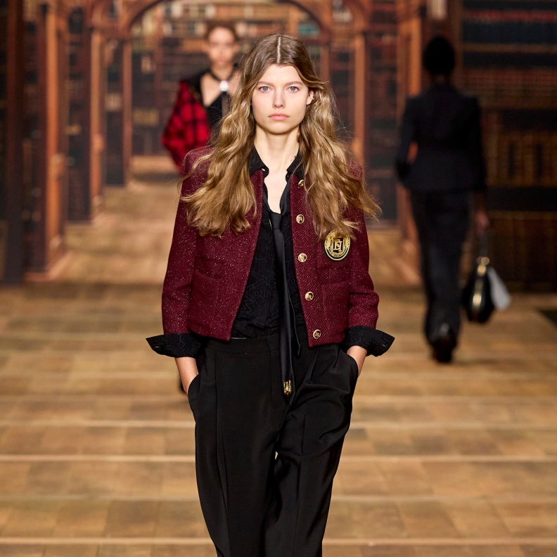 أناقة اللون البرغندي في جاكيت رسمي من Elisabetta Franchi