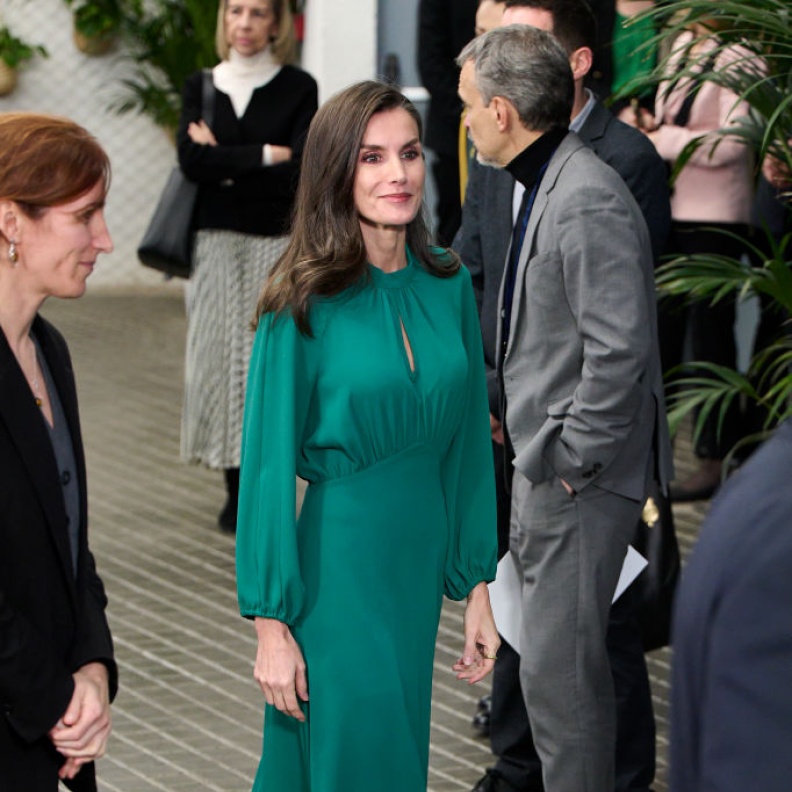 الملكة ليتيزيا تعيد إحياء سحر هوليوود بفستان معاد تدويره