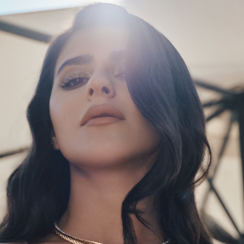 خاص "هي": بريق الحب مع ديما الشيخلي بتوقيع FRED