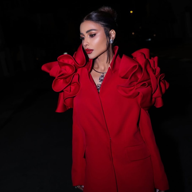 إطلالات نجمات الموضة بأزياء السهرة بلمسة الورود البارزة