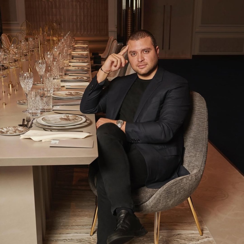 فيديو لقاء خاص بـ"هي" مع إيلي صعب جونيور: النجاح مستمر ورؤيتنا الجديدة في طور النمو