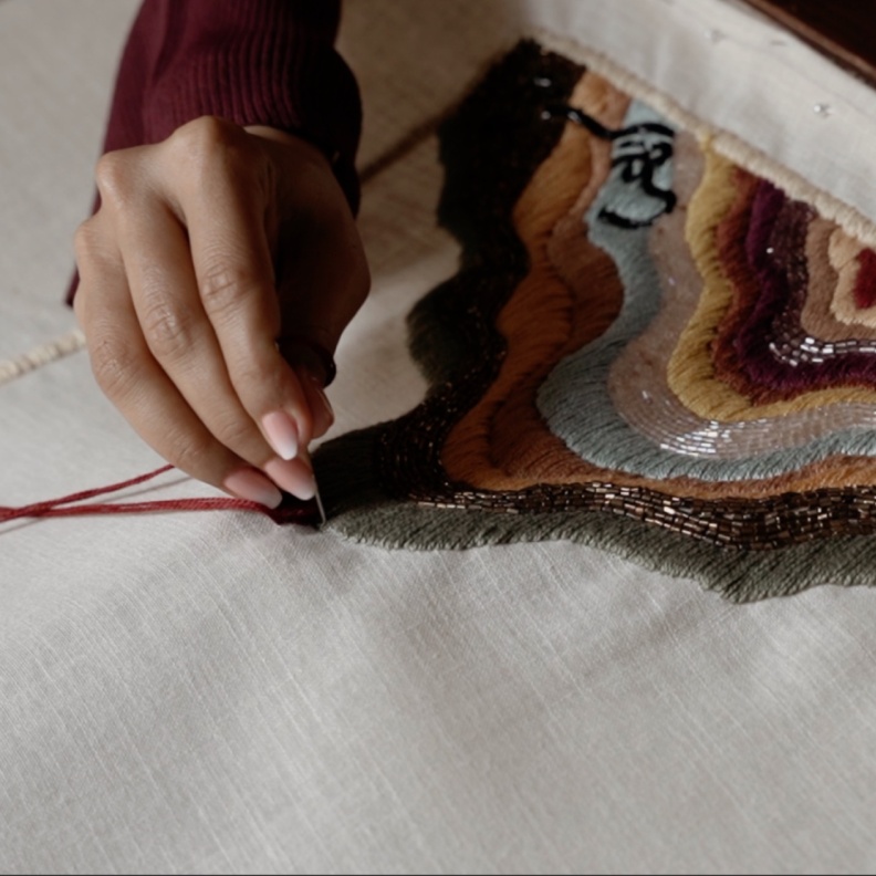 أنامل تروي.. الفنانة التشكيلية شريهه لـ"هي" الفن هو أفكار يصعب التعبير عنها بالكلمات