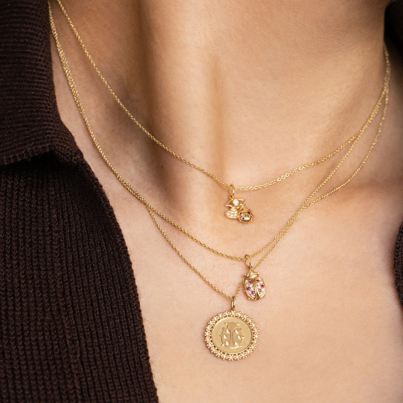 بموديلات سلاسل ذهب قصيرة بأسلوب التكديس الصورة من Sydney Evan