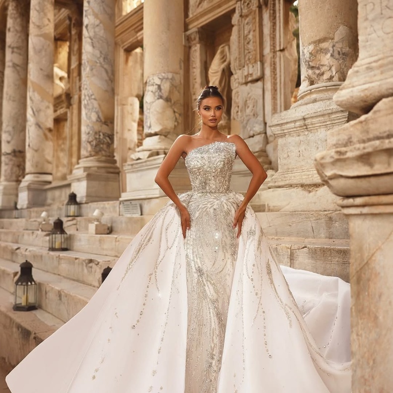 فستان زفاف مشبع بالترتر بتصميم أفرسكيرت من @yasmin.a.couture