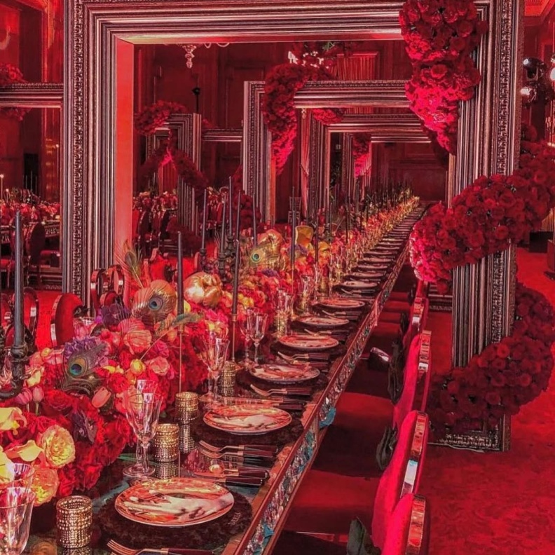 تفاصيل رائعة باللون الأحمر لزفاف عيد الحب