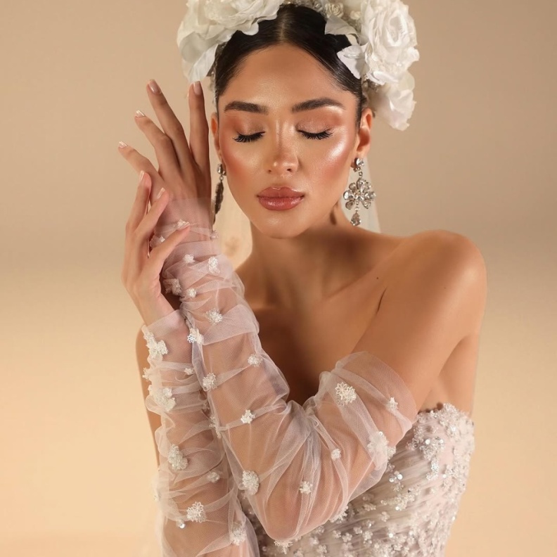 أكسسوار الورود في إطلالة زفاف من تصميم لميا أبي نادر