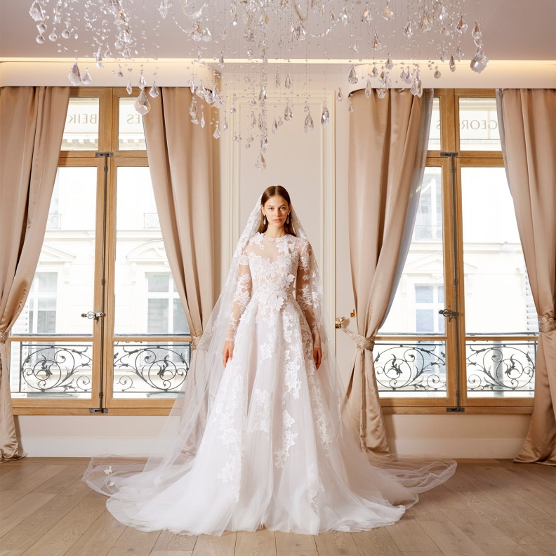 فستان زفاف بأكمام طويلة مطرزة من جورج حبيقة