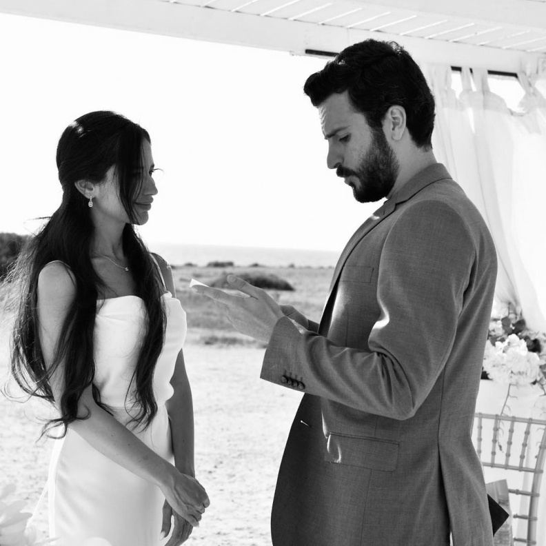 احدى الصور التي نشرها  مهند الحمدي معلنا عقد قرانه