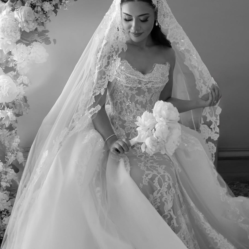 مزيج ساحر لحبيبات اللؤلؤ والدانتيل من تصميم ستيفين خليل