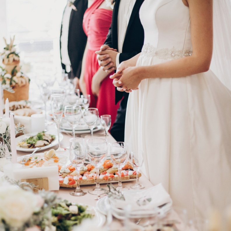 أنواع أطعمة شهية وسريعة ننصح بتقديمها لتكريم الضيوف في نهاية حفل الزفاف  