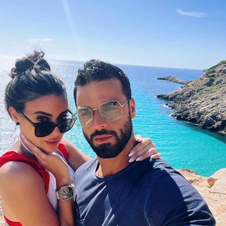 ميرنا نور الدين في رحلة بحرية مع زوجها بمناسبة ذكرى زواجها