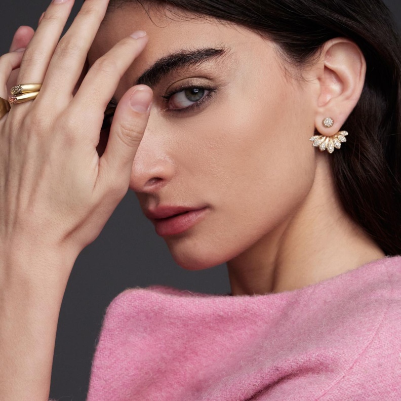 أقراط Lotus Courage من  Nada Ghazal