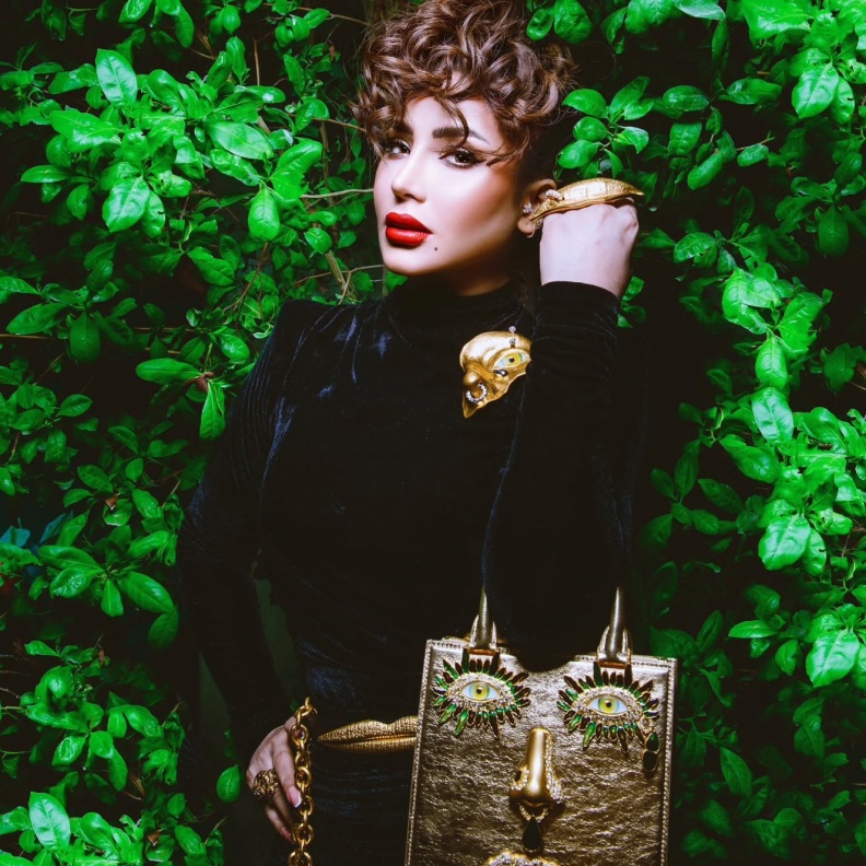 إعلاميات سعوديات خطفنّ الأنظار بمجوهراتهنّ اللافتة على الشاشة وخارجها