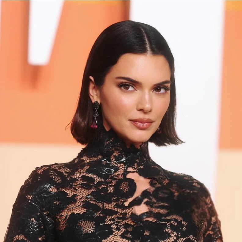 النجمات بإطلالات تجمع بين الجمال والتجديد في حفلVanity Fair  ما بعد الأوسكار