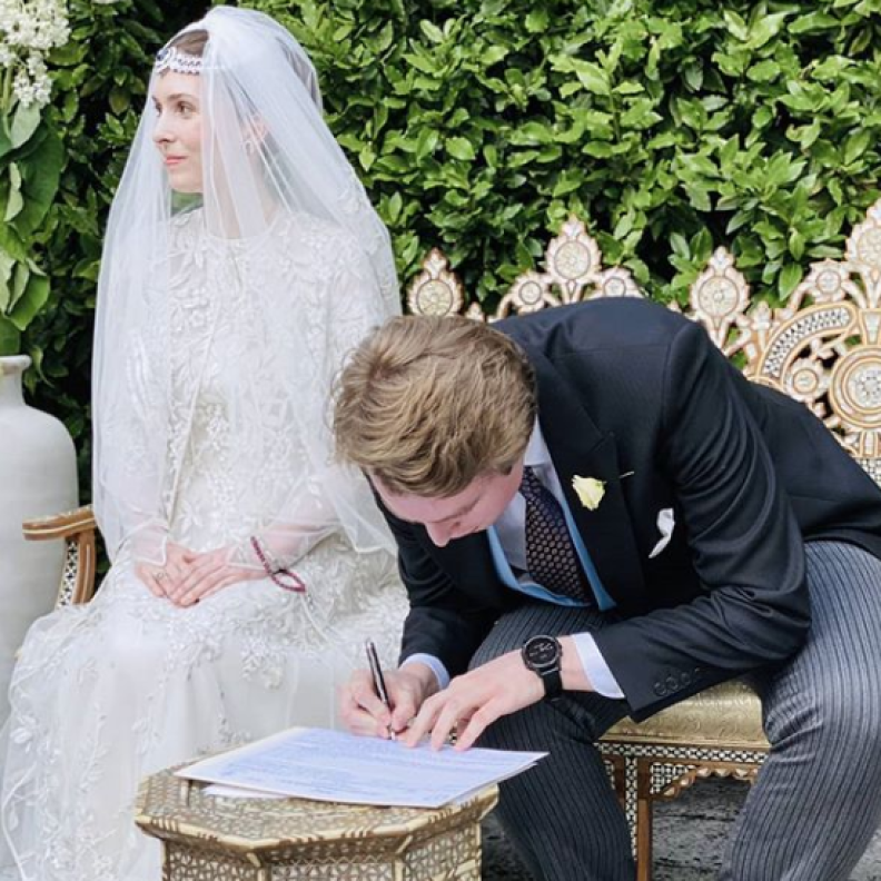 الاميرة راية بنت الحسين مع العريس البريطاني خلال الزفاف