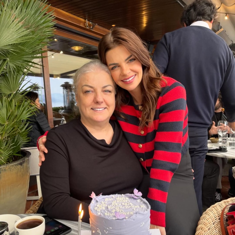 نجوم تركيا مع امهاتهم 