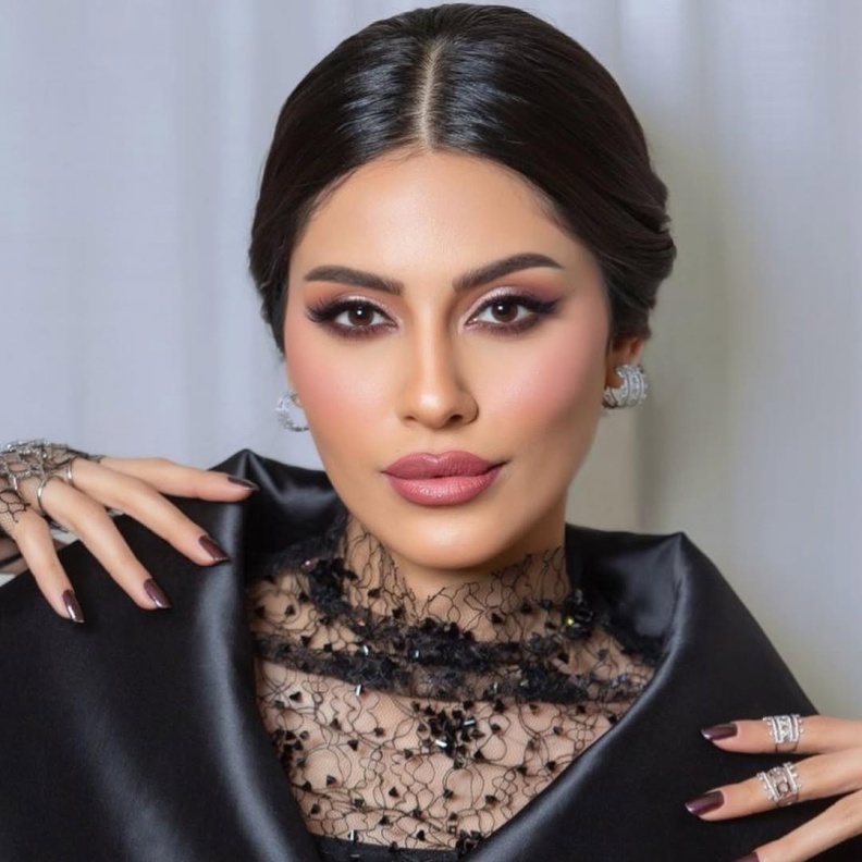 نظرة على اطلالات مكياج وشعر الممثلة السعودية إلهام علي نجمة مسلسل "الأعشى"