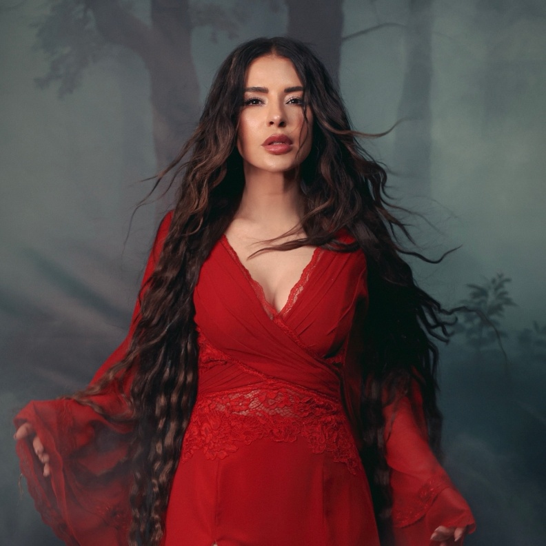 تصاميم مجوهرات ماغي بو غصن بطلة مسلسل "بالدم" تُلهم عشاق الموضة