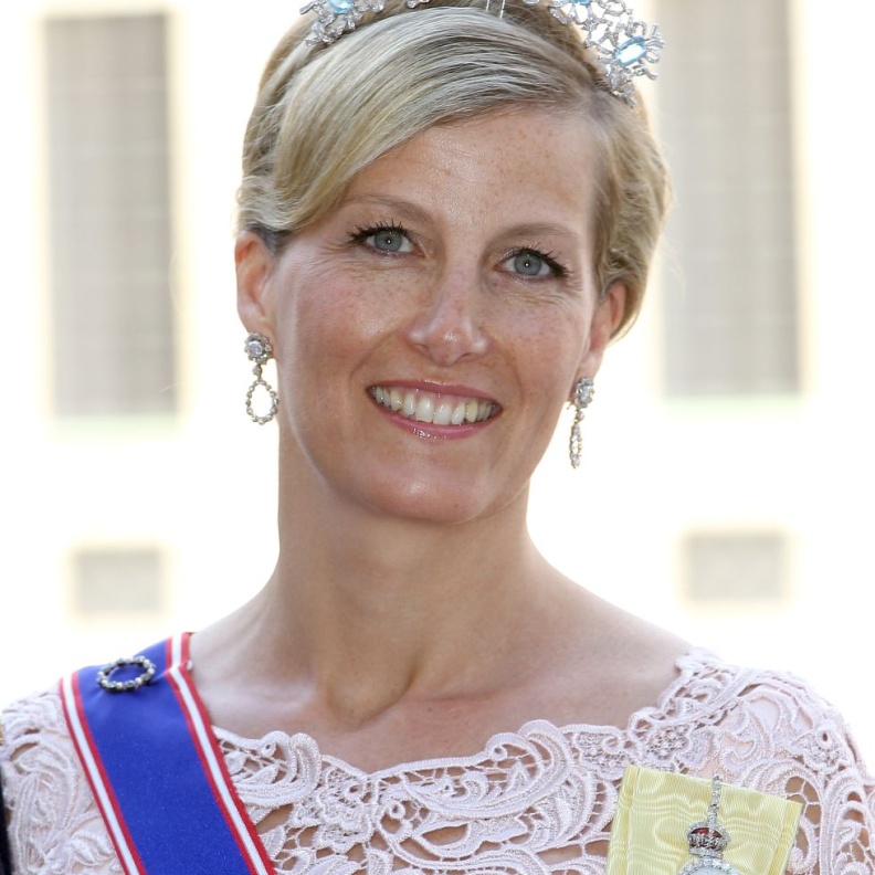 ملكات وأميرات تركن بصمة في مجال تمكين المرأة ودعمها ولمعن في عالم المجوهرات الباهرة