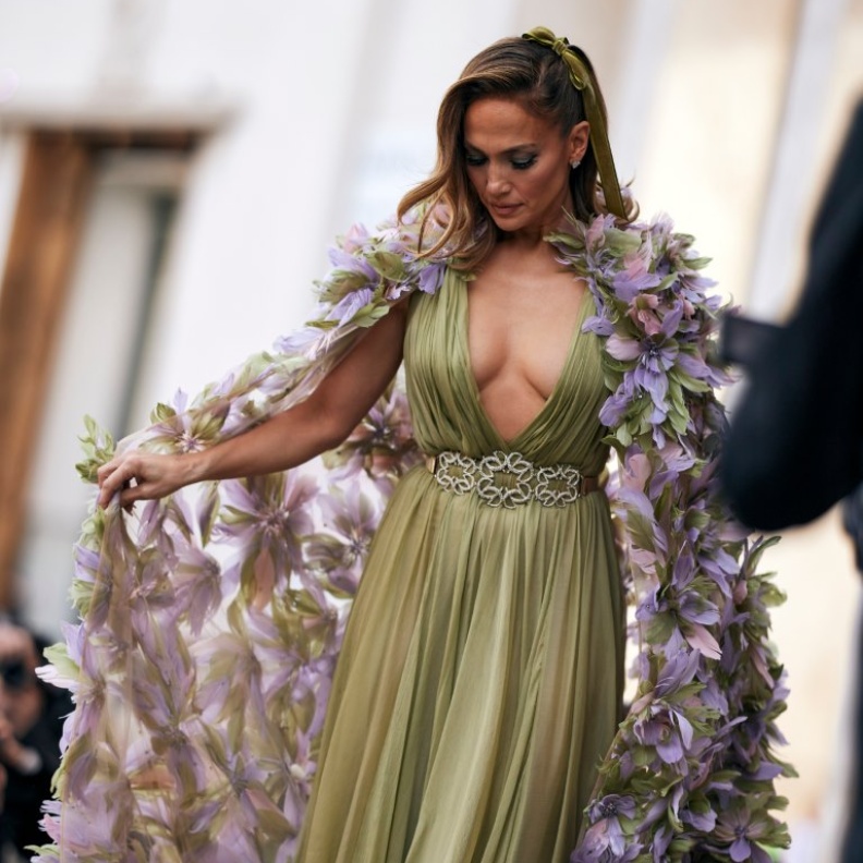 جينيفير لوبيز بفستان من مجموعة المصمم إيلي صعب ربيع صيف 2024