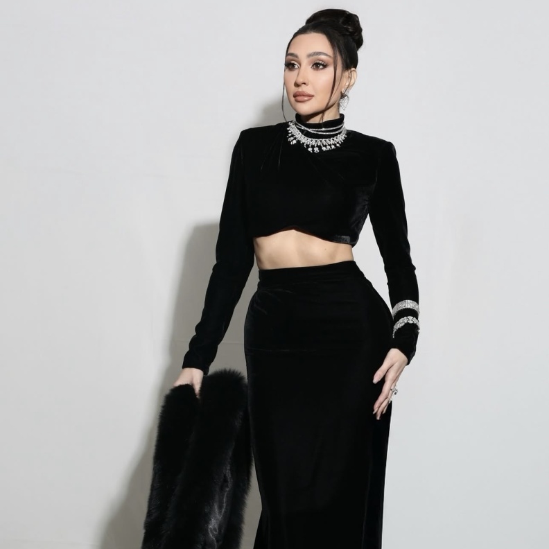 نظرة على اطلالات جيسي عبدو نجمة مسلسل "بالدم" بين الكاجوال وأزياء المناسبات