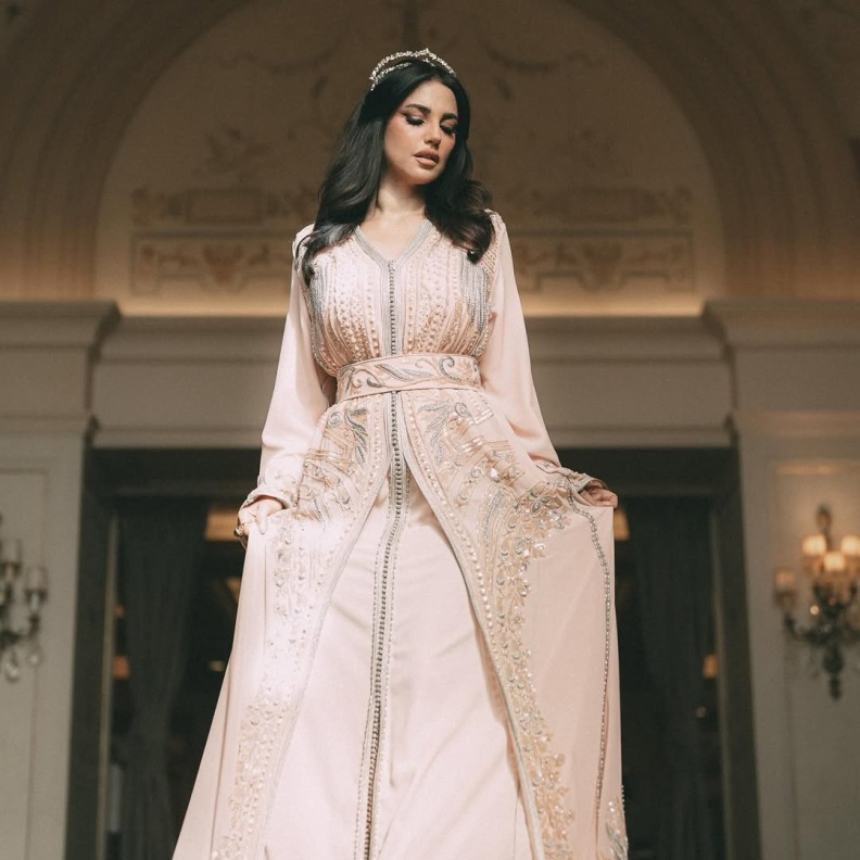 درة زروق بقفطان بطابع ملكي