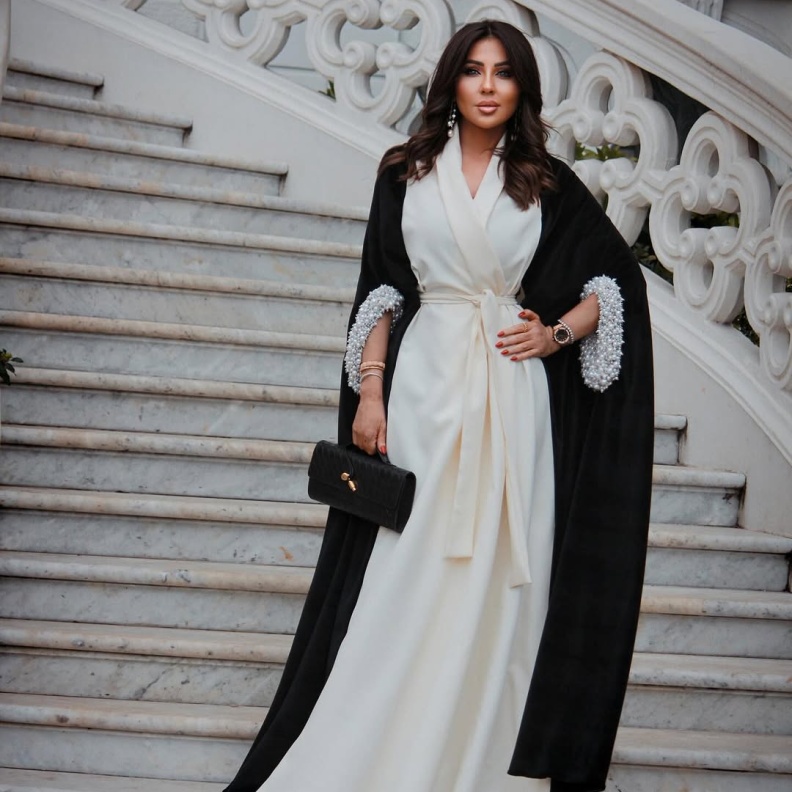 مزيج الأبيض والأسود يغمر أزياءك بتصاميم شرقية تناسب عيد الفطر على خطى النجمات