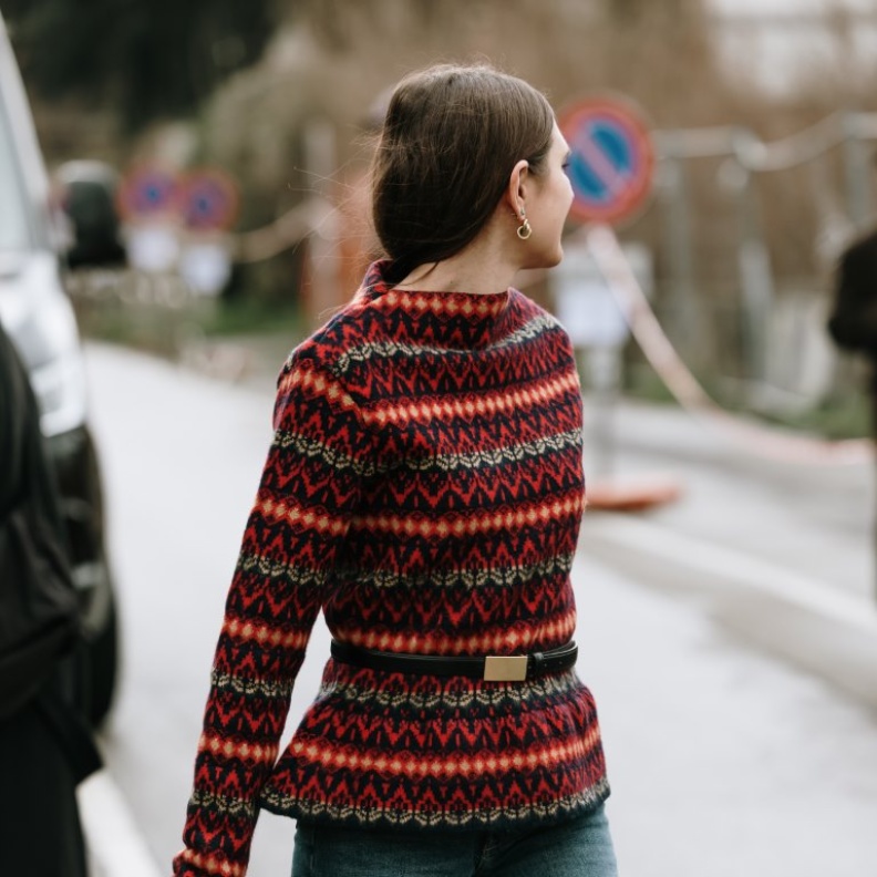 قميص بحزام على الخصر من أزياء الشارع خريف شتاء 2025