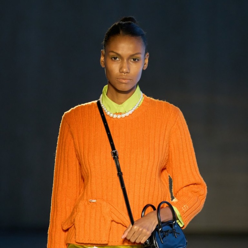 قميص صوف باللون البرتقالي النيون من مجموعة Sandy Liang خريف شتاء 2025.