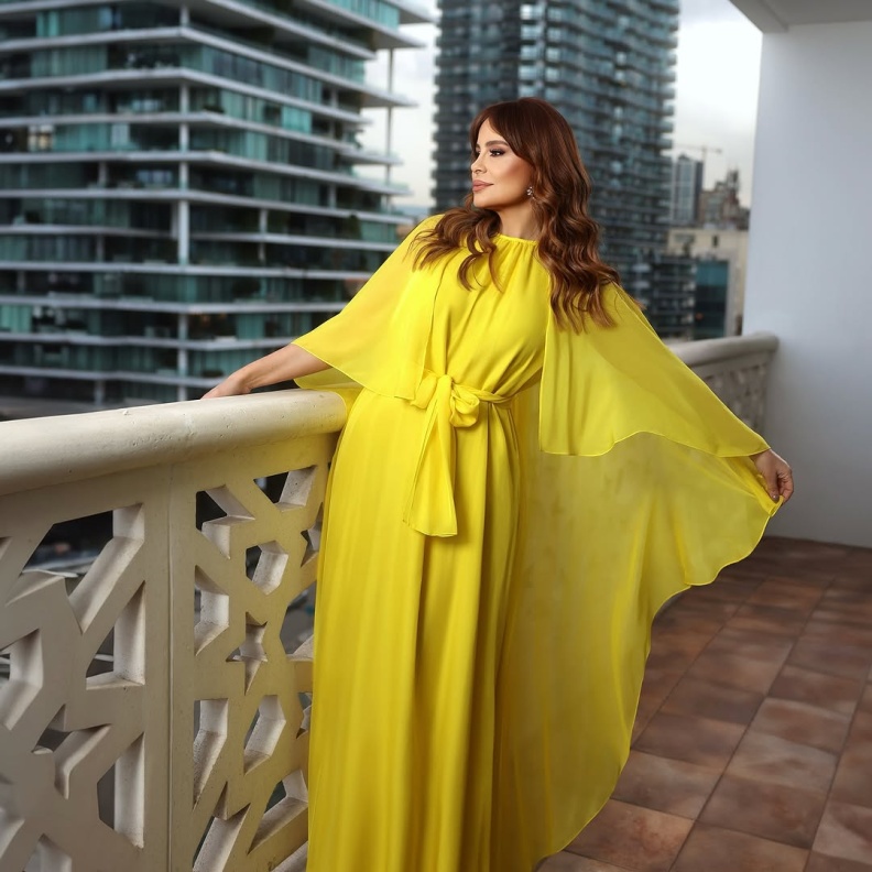 صيحة الأكمام الواسعة والمنسدلة خيار النجمات لإطلالة رمضانية أنيقة ومحتشمة