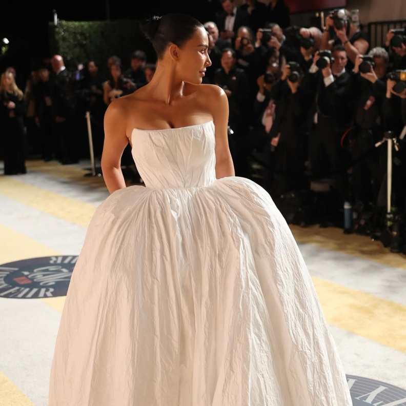 كيم كارداشيان بفستان أبيض عصري من Balenciaga