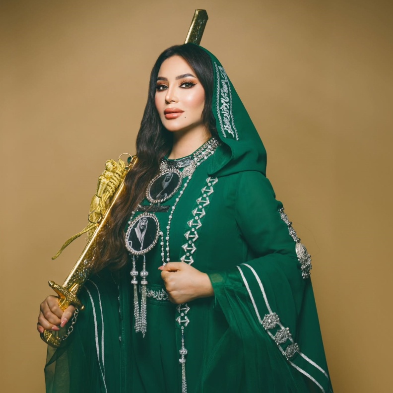 في يوم العَلَم السعودي نسّقي قطع المجوهرات المُبهرة مع إطلالات اللون الأخضر