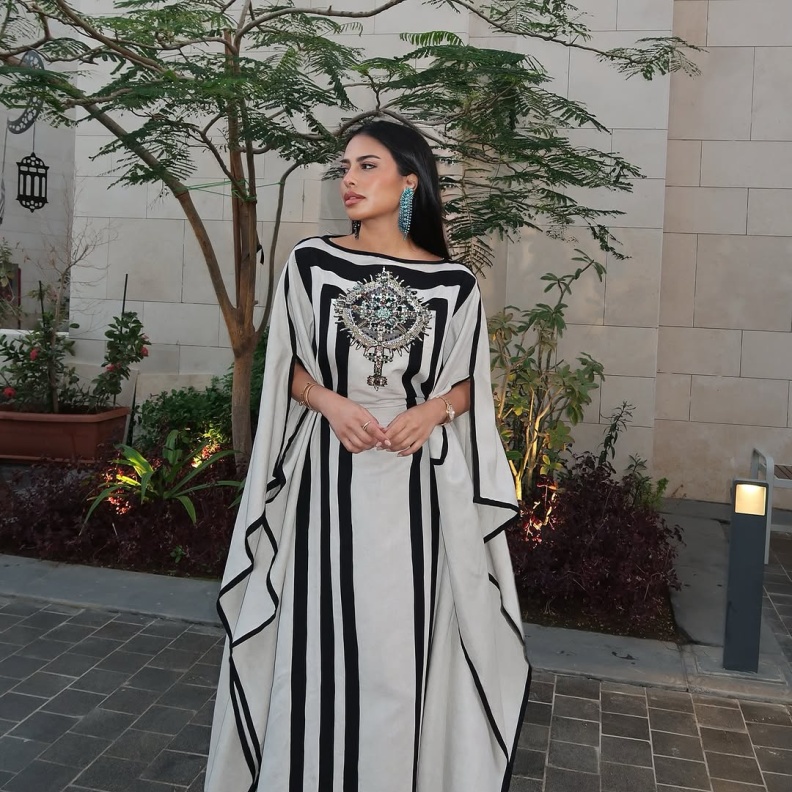 النجمات يتألقن باللون الأبيض بنقوش شرقية جذابة في شهر رمضان