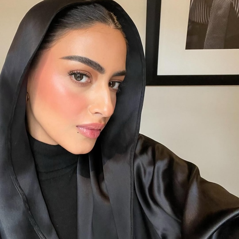 مدونة الجمال والموضة يارا النملة تتمتغ ببشرة مشرقة- صورة من انستغرامها