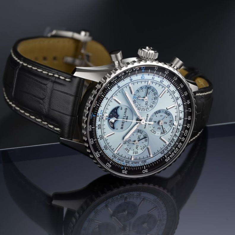 بريتلينغ تُطلق ساعة نافيتايمر B19 كرونوغراف بواجهة باللون الأزرق الجليدي