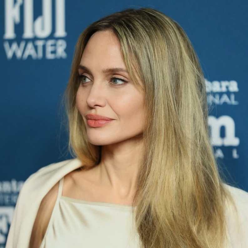 أنجلينا جولي تحاكي جيل الشباب بصيحات جمالية متميّزة