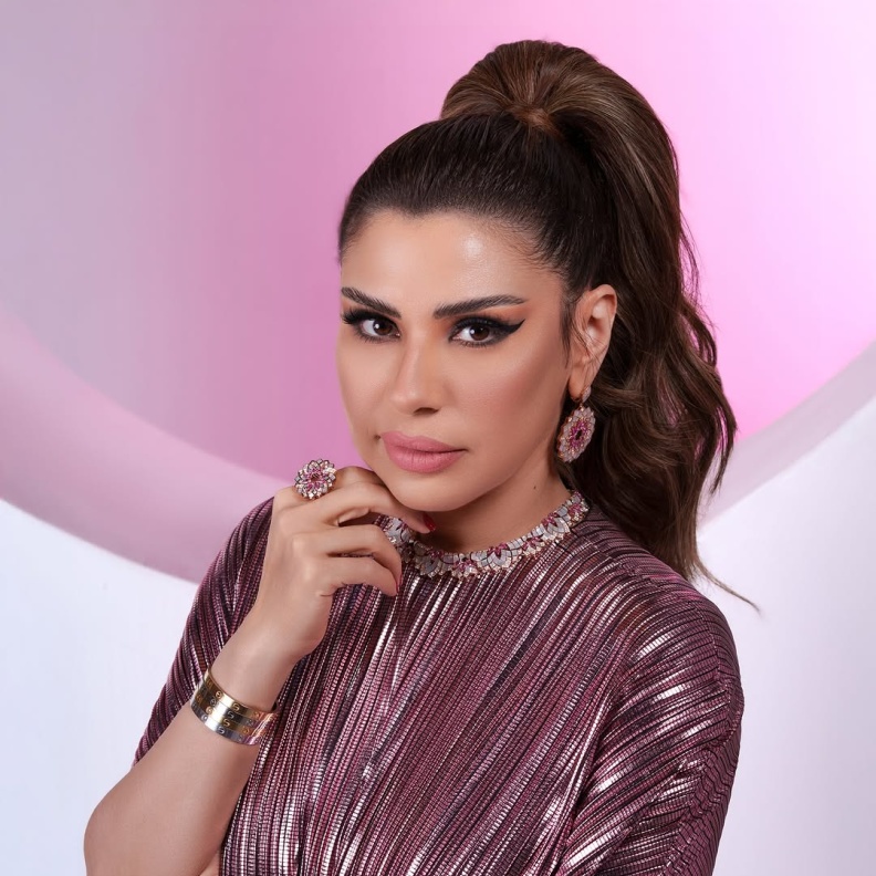 الإعلامية سارة دندراوي بمكياج عيون سموكي