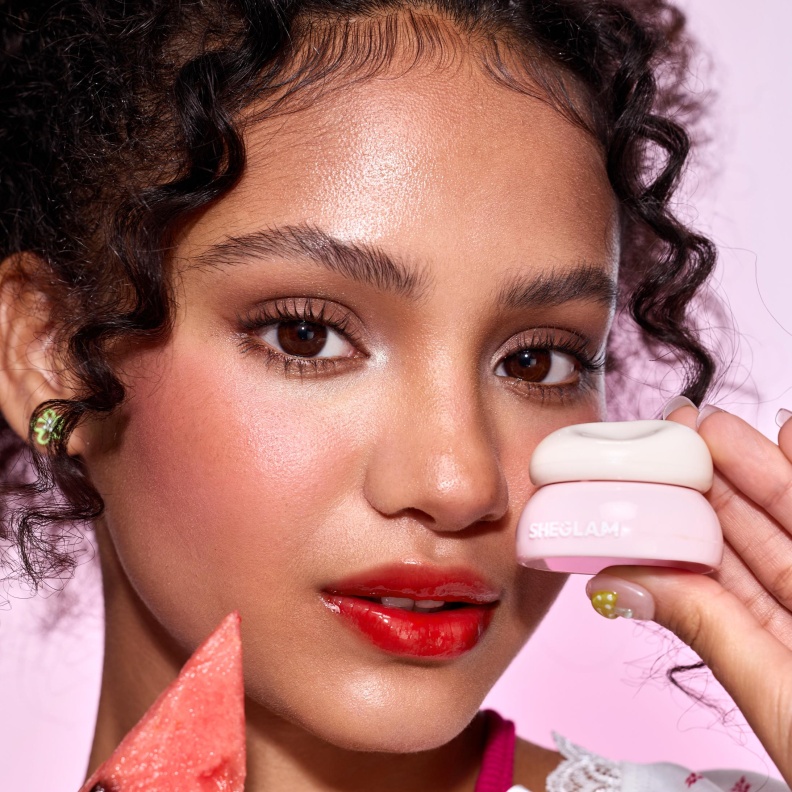 مرطب الشفاه الهلامي Hydra Jelly Pocket Lip Jam للحصول على لمعة وترطيب لمكياج عيد مشرق من علامة SHEGLAM