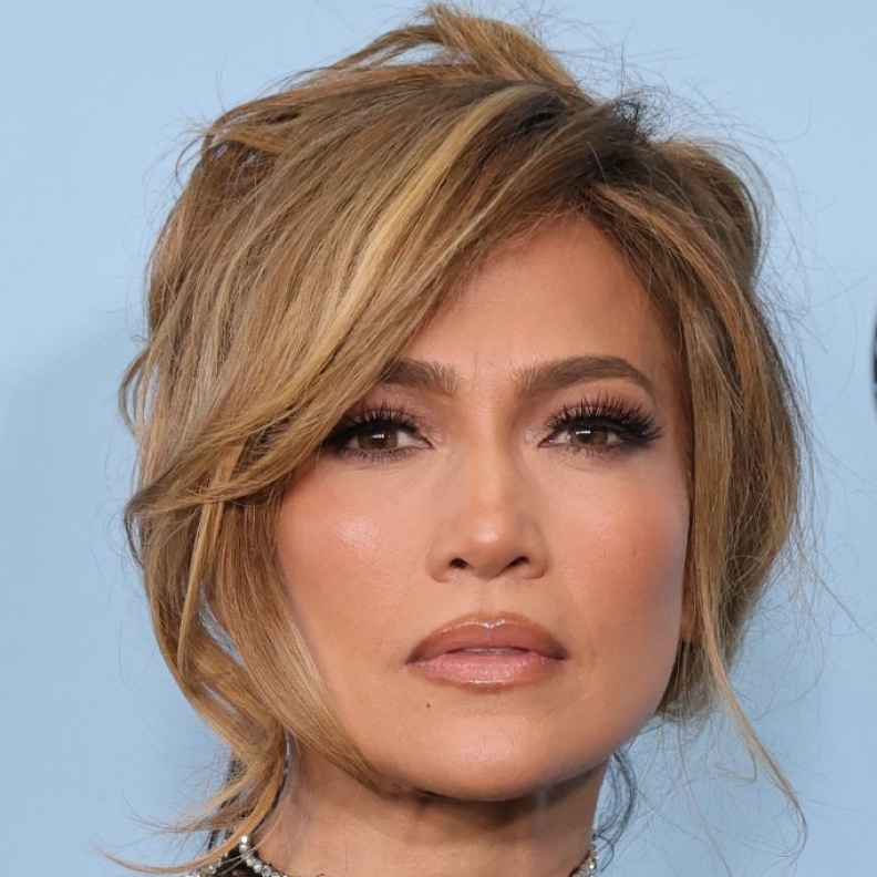 مستحضرات جمالية أساسية للحفاظ على جمال Jennifer Lopez