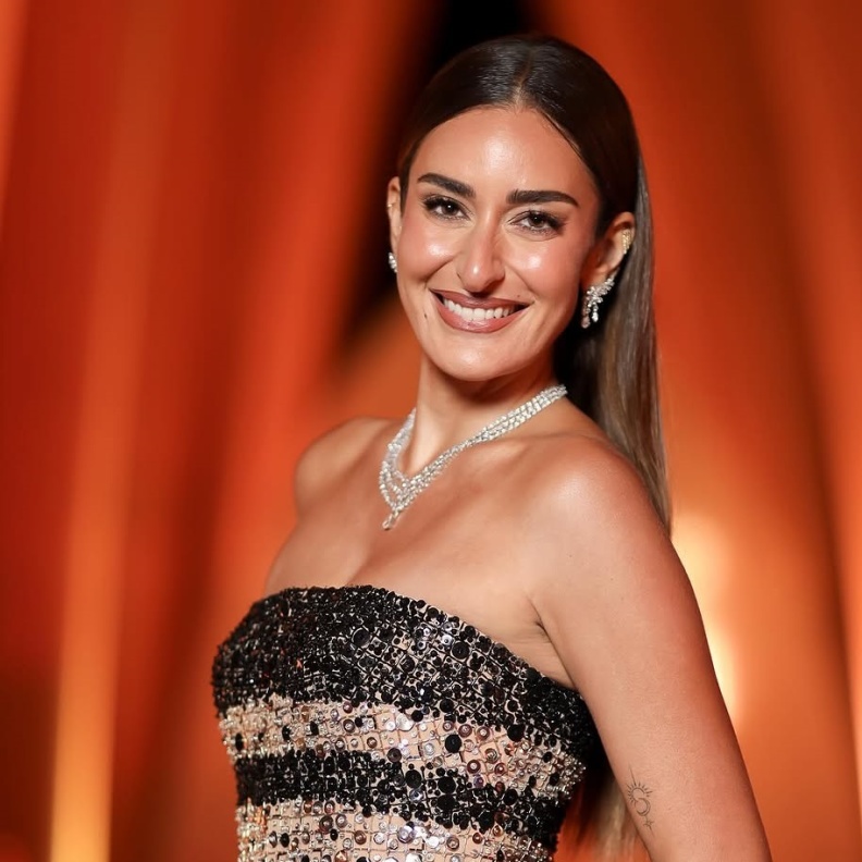 مكياج سموكي أسود ومات مع الظلال البنية بأسلوب أمينة خليل